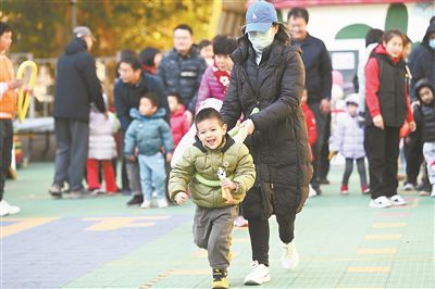 在北京市東城區(qū)欣苑幼兒園舉辦的“冬日暖陽 樂享運(yùn)動”親子運(yùn)動會上，家長陪伴孩子共同體驗運(yùn)動的快樂，家校聯(lián)手呵護(hù)孩子健康成長。 新華社記者 金良快攝