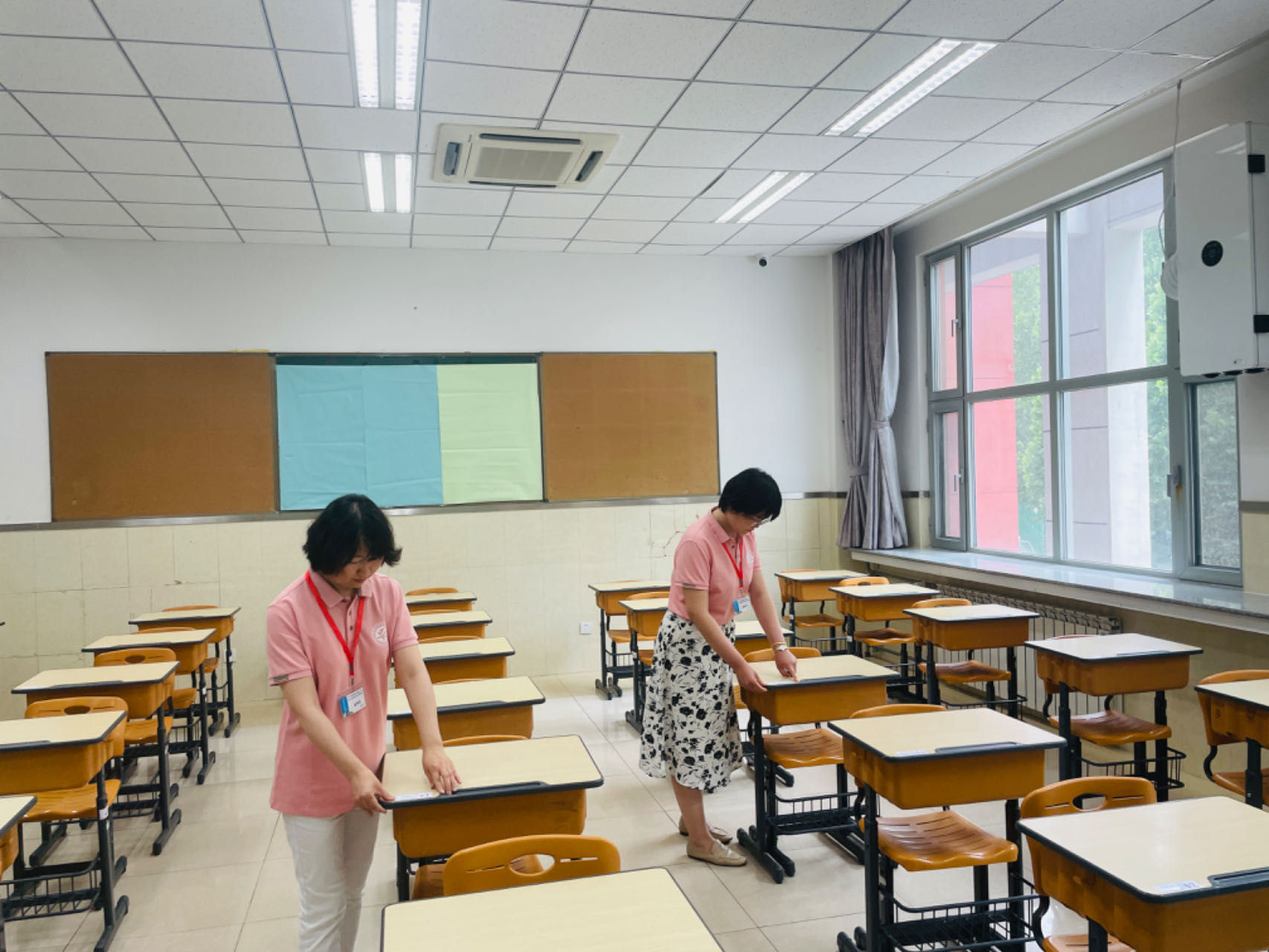 6月6日,北京市海淀區(qū)北航實驗學校中學部考點內(nèi),學校教師做好考前籌備工作。人民網(wǎng)記者 李依環(huán)攝