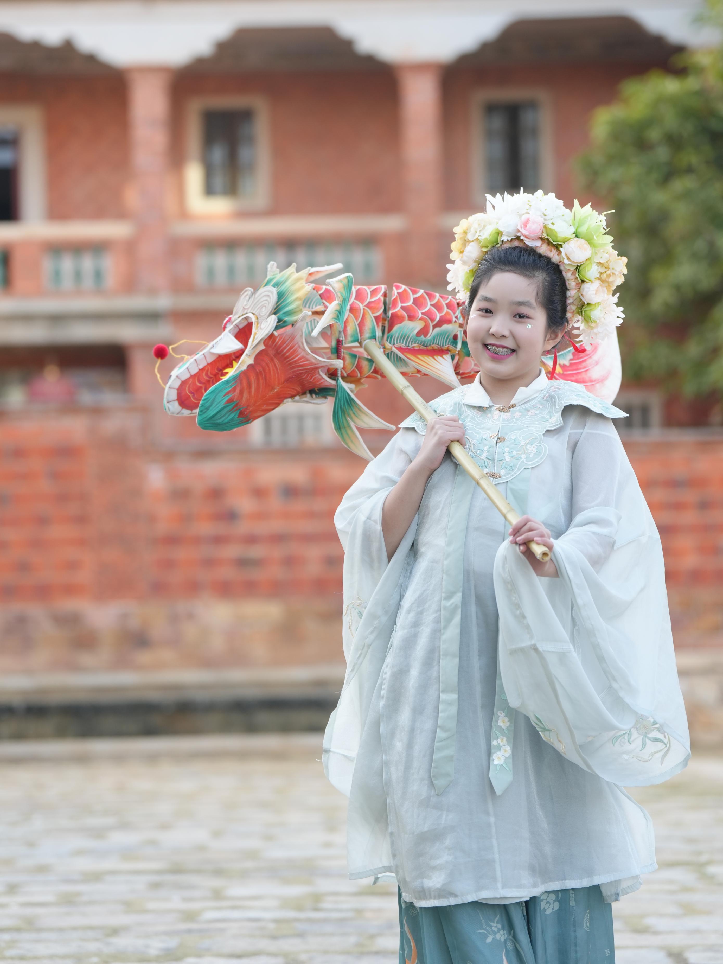 在泉州，沈女士為女兒拍下頭戴簪花的照片。受訪(fǎng)者供圖