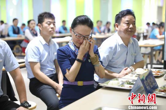 現(xiàn)場被感動落淚的老師?！＄娦?攝