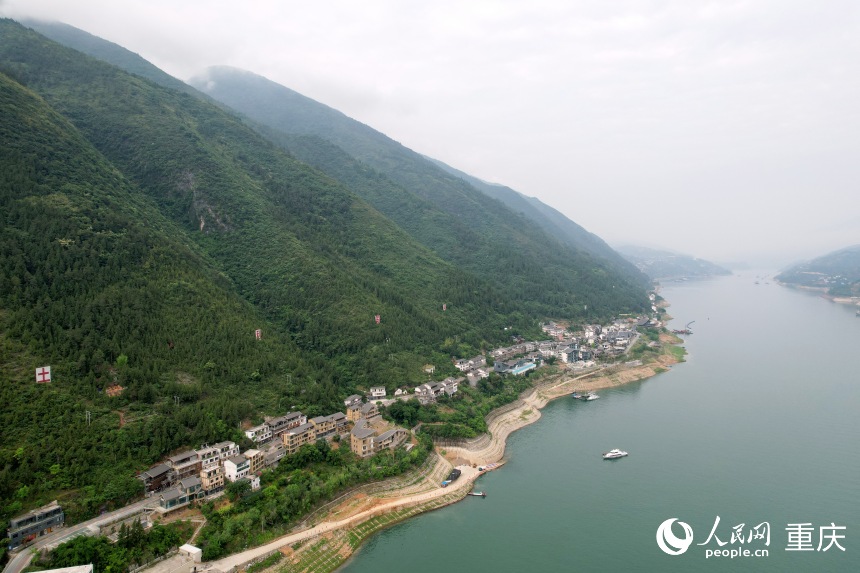 位于長(zhǎng)江南岸的三峽里·竹枝村。人民網(wǎng)記者 劉政寧攝