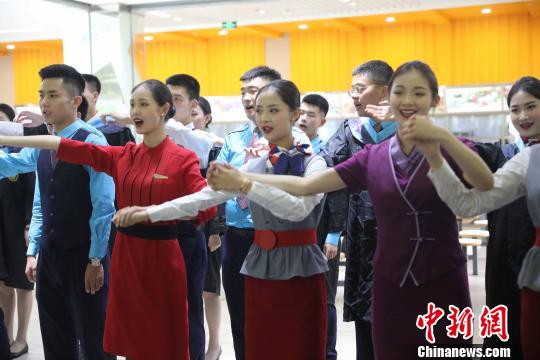 四川西南航空學院畢業(yè)快閃活動現(xiàn)場。　鐘欣 攝