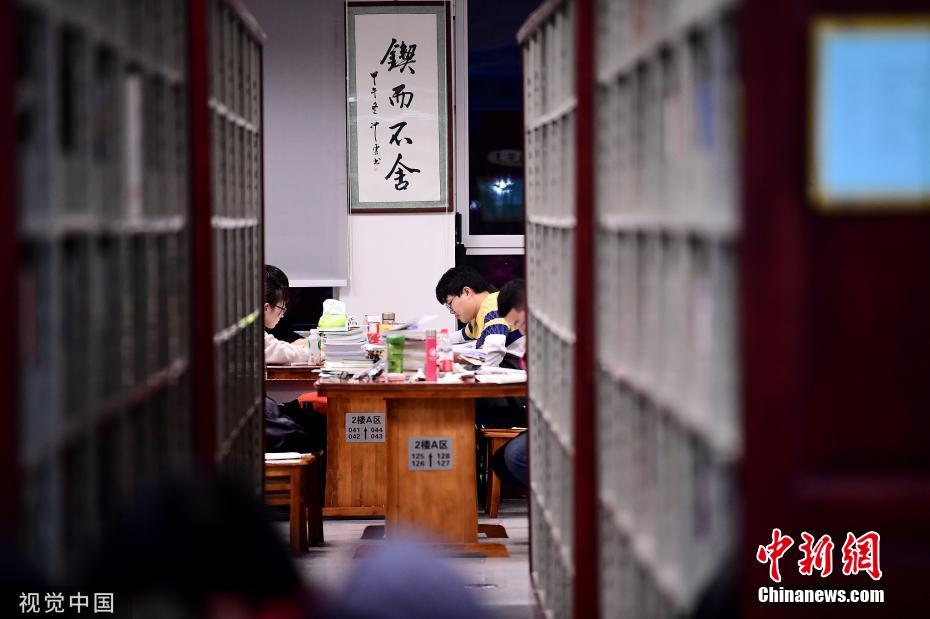 資料圖：又到一年考研季，沈陽各高校圖書館一座難求。沈陽 攝 圖片來源：視覺中國