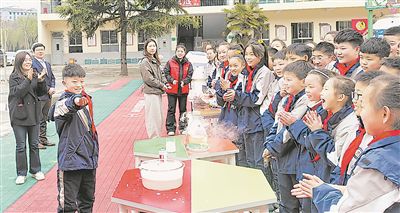 圖為河南省鞏義市大峪溝鎮(zhèn)中心小學(xué)學(xué)生踴躍參與科學(xué)實(shí)驗(yàn)。 張毅力攝