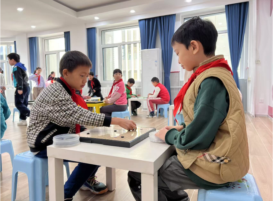 學(xué)生們在少先隊(duì)大廳下圍棋。人民網(wǎng) 白炅攝