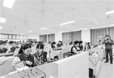 保定市職業(yè)技術教育中心職普融通實驗班的學生在上電工技術課。陳汝健攝