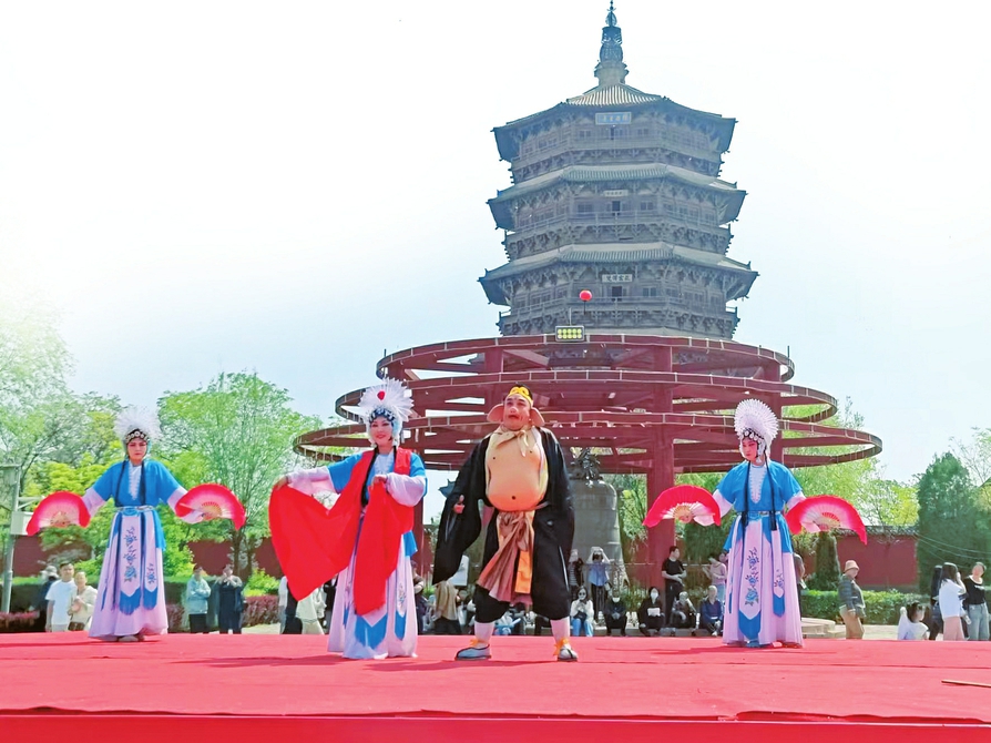 應(yīng)縣祈園廣場搭起的耍孩兒劇公益演出舞臺(tái)上,正在演出耍孩兒劇目《獅子洞》。山西日?qǐng)?bào)記者馬占富攝 應(yīng)縣祈園廣場搭起的耍孩兒劇公益演出舞臺(tái)上,正在演出耍孩兒劇目《獅子洞》。山西日?qǐng)?bào)記者馬占富攝
