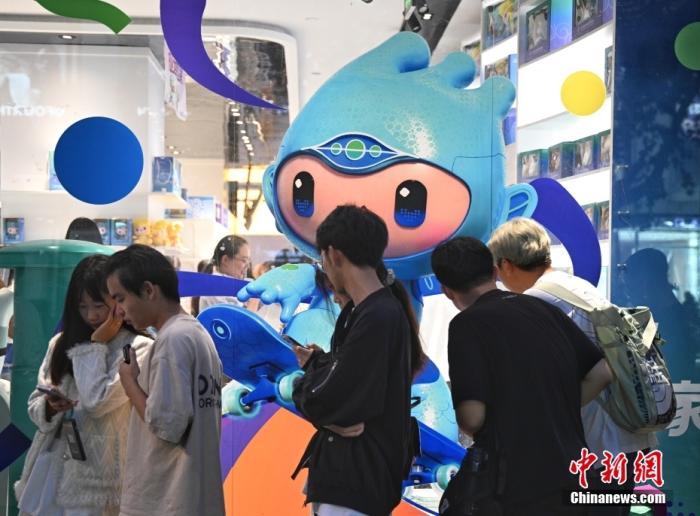 資料圖：9月23日，杭州第19屆亞運會開幕式在浙江杭州奧體中心體育場舉行。圖為游人在亞運特許商品店外排隊購物。<a target='_blank' href='/'>中新社</a>記者 王剛 攝
