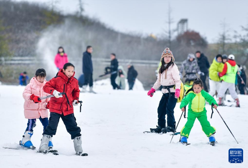 2月23日，滑雪愛好者在貴陽市高坡云頂滑雪場(chǎng)滑雪。新華社記者 楊文斌攝