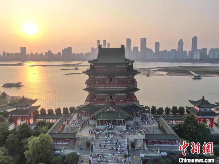 圖為航拍落日時(shí)分的滕王閣，風(fēng)景壯美，眾多游客在滕王閣內(nèi)游玩。劉力鑫 攝