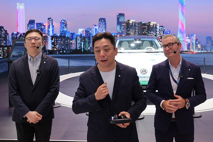 11月17日，上汽大眾汽車有限公司銷售與市場執(zhí)行副總經理、上海上汽大眾汽車銷售有限公司總經理俞經民(中間)參加廣州車展展臺活動。 上汽大眾 供圖