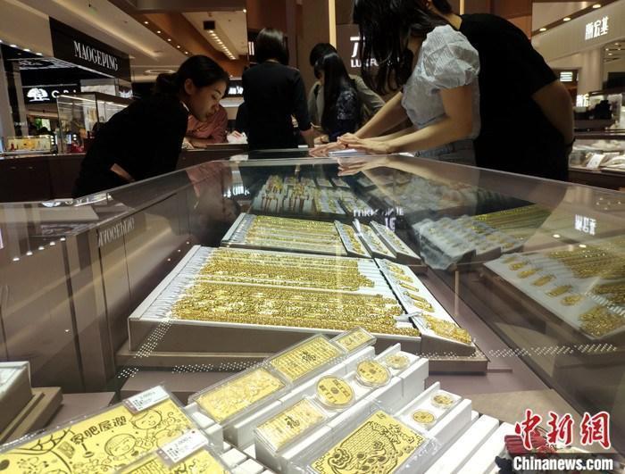 資料圖：民眾在商場(chǎng)購(gòu)買黃金飾品。 <a target='_blank' href='/'>中新社</a>記者 呂明 攝