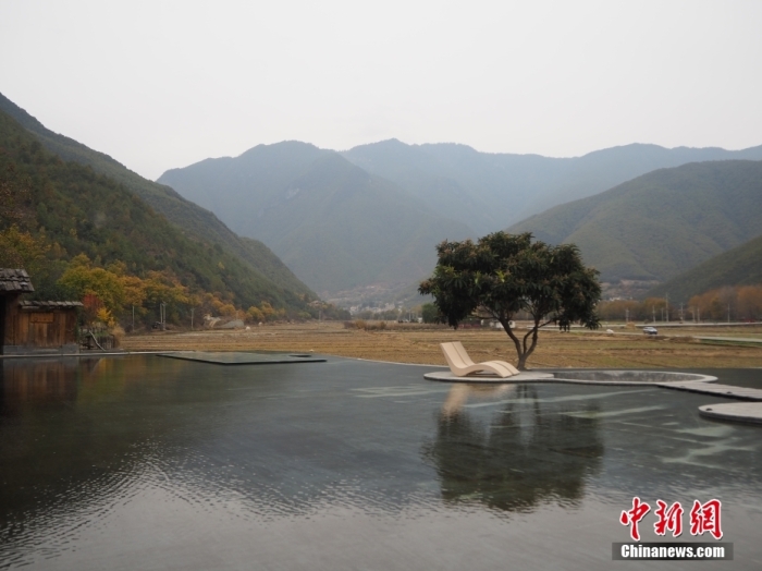 云南迪慶州維西縣塔城鎮(zhèn)啟別村天域塔城酒店，四面被群山環(huán)抱，風(fēng)景宜人。高雅曼 攝